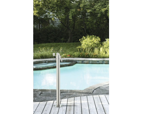 Trädgårdsscen med pool och trädgårdsdusch i rostfritt stål på trädäck