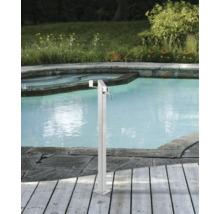 Trädgårdsdusch i rostfritt stål bredvid en pool på en träaltan