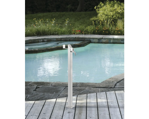 Trädgårdsdusch i rostfritt stål bredvid en pool på en träaltan