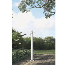 Trädgårdsscen med en enda metallvattenkran på en träterrass