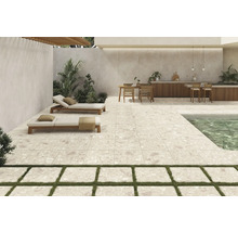 Terrass med kakel, solstolar och pool för en modern utomhusmiljö.