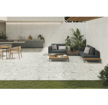 Ljust terrasskakel i en utomhusmiljö med sittgrupp och utekök