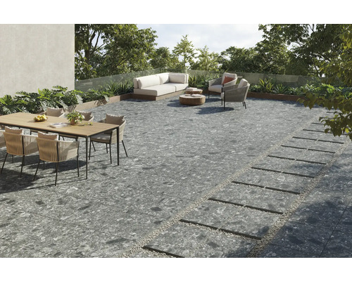 Terrass med möbler och grå stengodsplattor