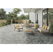 Uteplats med terrassplattor i stenlook, trädgårdsmöbler och växtlighet