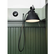 Svängbar vägglampa i metall med kontakt och uttag
