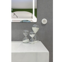 Tvättställ i badrum med spegel och timglas