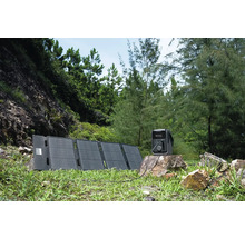 Bärbar kraftstation och solpanel i naturlig miljö.