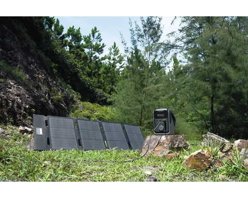 Bärbar kraftstation och solpanel i naturlig miljö.
