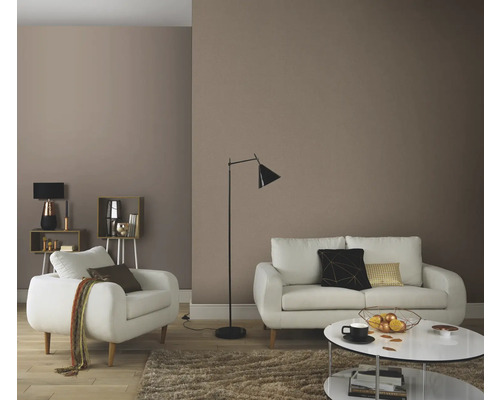 Vardagsrum med soffa, fåtölj, golvlampa och soffbord för en mysig atmosfär.