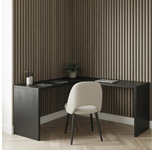 Hörnskrivbord med stol, bärbar dator och krukväxt framför en väggbeklädnad