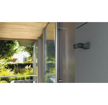 Utomhusstrålkastare på en husvägg med utsikt över trädgården