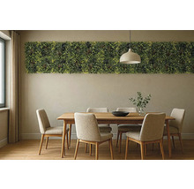 Matsal med träbord, stolar och vertikal trädgård på väggen