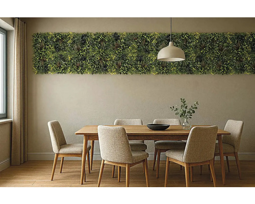 Matsal med träbord, stolar och vertikal trädgård på väggen