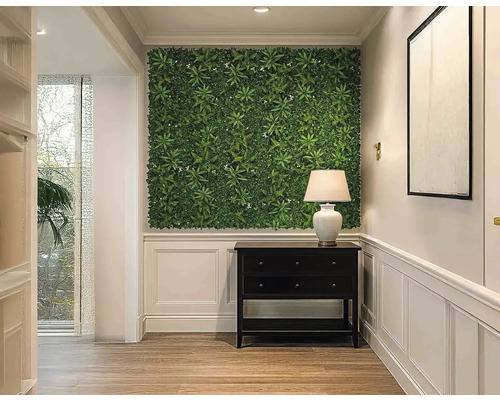 Hall med växtvägg, byrå och lampa