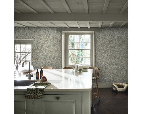 Ljust kök med blommig tapet, köksö och fönster