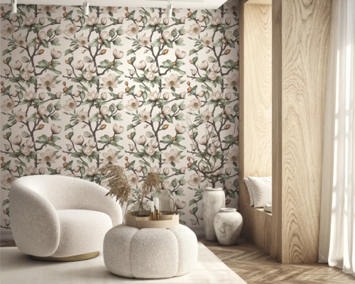 Vardagsrum med blommig tapet, fåtölj och dekoration