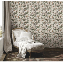 Dekorerat rum med tapet, fåtölj och gardin