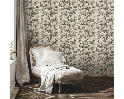 Dekorerat rum med tapet, fåtölj och gardin