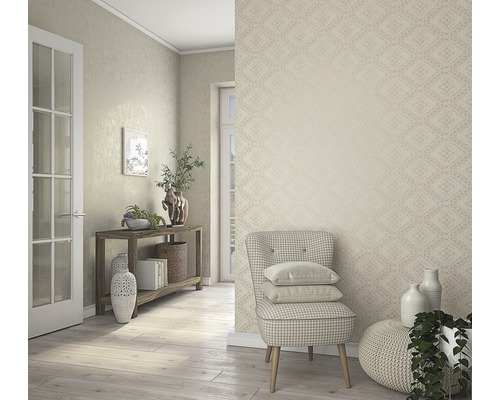 Interiör med mönstrad tapet, stol och trägolv