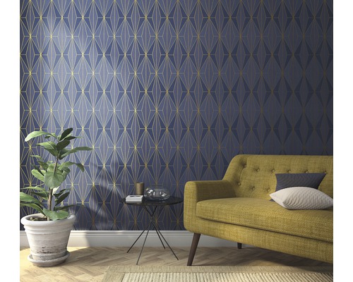 Vardagsrum med mönstrad tapet, soffa och krukväxt