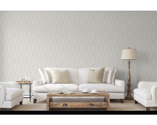 Vardagsrum med mönstrad tapet, soffa och fåtölj