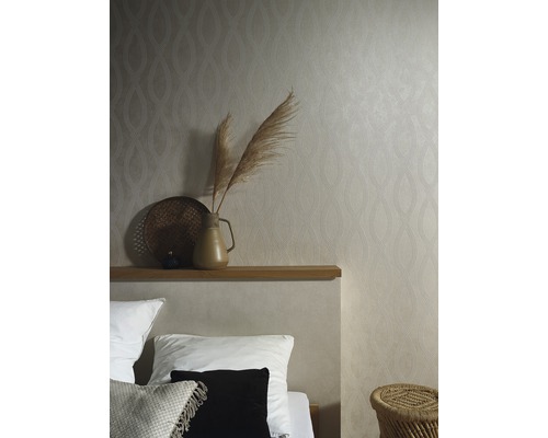 Sovrum med mönstrad tapet, säng, hylla och dekoration