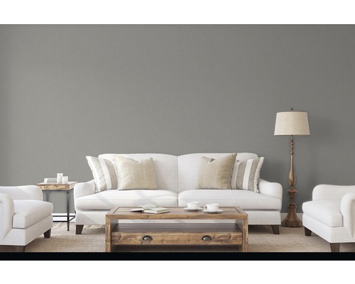 Vardagsrum med soffa, fåtölj, soffbord och golvlampa