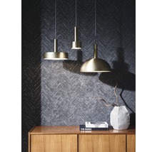 Tre pendellampor av olika design ovanför en träskänk