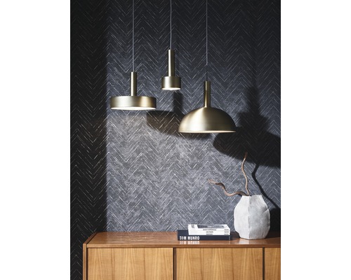 Tre pendellampor av olika design ovanför en träskänk