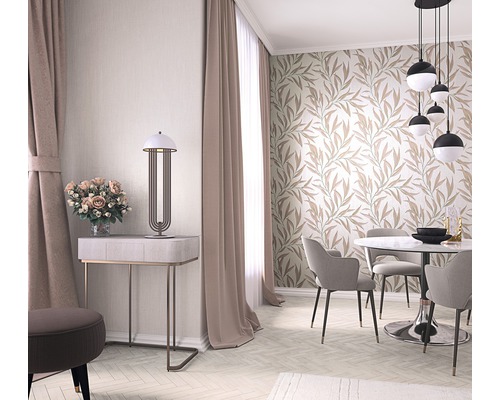 Ljust matrum med matbord, stolar, blomvas och dekorativ väggtapet.