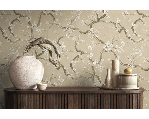 Dekorativ tapet med blommig design och stilren inredning