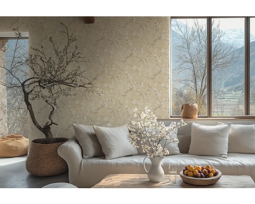 Vardagsrum med soffa, kuddar, bord, blomvas, krukväxt och blommig tapet för en mysig atmosfär