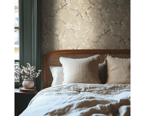 Sovrum med beige blommig tapet och säng med kuddar