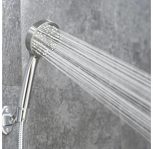 Handdusch med vattenstråle på väggen