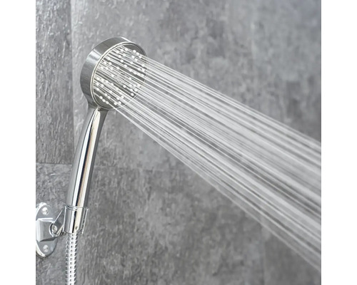 Handdusch med vattenstråle på väggen