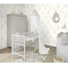 Ljust barnrum med spjälsäng, garderob, skötbord och tapet med kaninmotiv