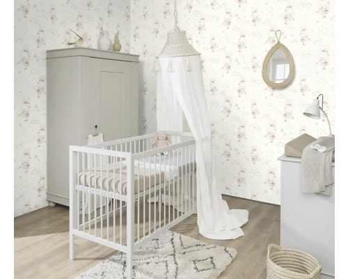 Ljust barnrum med spjälsäng, garderob, skötbord och tapet med kaninmotiv