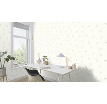 Ljust rum med tapet med hjärtan, skrivbord och fönster