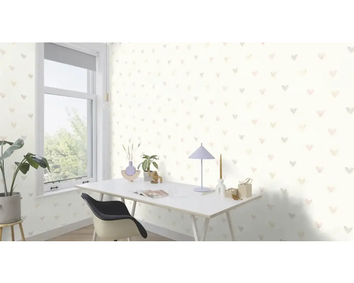 Ljust rum med tapet med hjärtan, skrivbord och fönster
