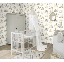 Barnrum med spjälsäng, skåp, byrå och mönstrad tapet med djurmotiv