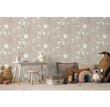 Barnrum med tapet med cirkustema, bord och leksaker