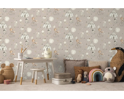 Barnrum med tapet med cirkustema, bord och leksaker