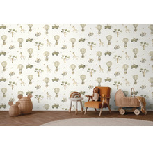 Barnrum med tapet med safarimotiv, rottingkorg och barnvagn