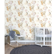 Barnrum med mönstrad tapet, gungstol och spjälsäng