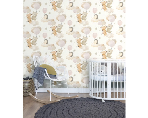 Barnrum med mönstrad tapet, gungstol och spjälsäng