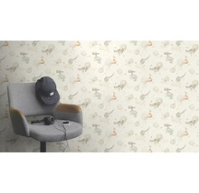 Scen med fåtölj, keps och tapet med flygplansmönster