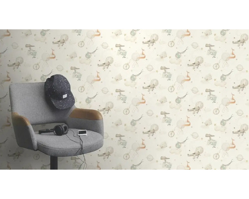 Scen med fåtölj, keps och tapet med flygplansmönster