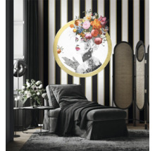 Elegant inrett vardagsrum med schäslong, rumsavdelare och konstverk på en randig vägg.