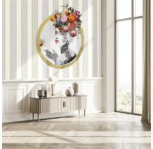 Vardagsrum med byrå, lampa, dekoration och väggmålning