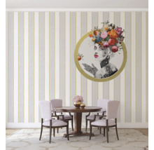 Matsal med runt träbord, stolar och konstverk på väggen